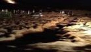 الطرق تحولت لأنهار.. سيول شديدة تضرب مطروح المصرية (فيديو)