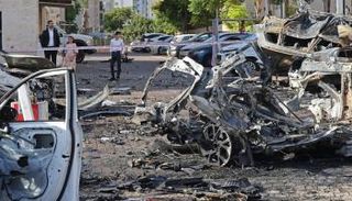 حطام سيارات في عسقلان بعد هجوم صاروخي من غزة
