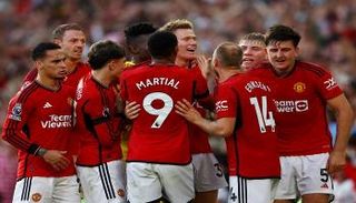 سكوت ماكتيموناي مع لاعبي مان يونايتد