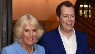 توم مع والدته الملكة كاميلا