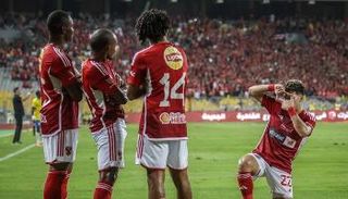 إمام عاشور يحتفل مع لاعبي الأهلي ضد الإسماعيلي