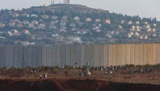 مستوطنة في غلاف غزة خلف الجدار العازل- أرشيفية