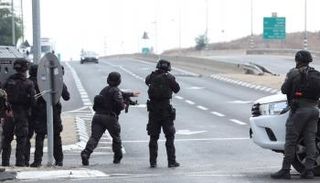 حاجز أمني خلال عمليات تفتيش إسرائيلية عن مسلحي حماس