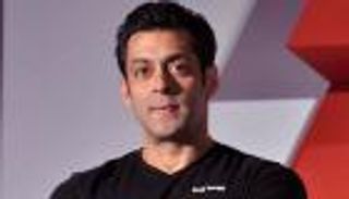 سلمان خان يحيّر جمهوره بصورة مع امرأة غامضة و"قلب".. هل يفعلها؟