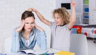 طفل يعاني من اضطراب فرط الحركة ونقص الانتباه