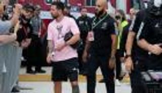 رغم أحزانه.. ميسي يتحدى حارسه الشخصي بسبب طفل (فيديو)
