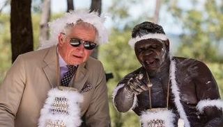 الملك تشارلز مع أحد قادة السكان الأصليين - أرشيفية