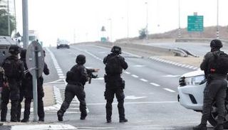 قوات إسرائيلية على إحدى الطرق بسديروت - رويترز