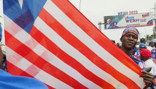 إحدى أنصار جورج ويا تحمل علم بلادها