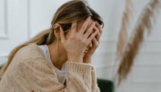 سيدة تعاني من مشاكل نفسية