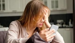 فتاة تعاني من مشكلة الخرف الزائف