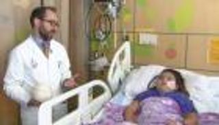 معجزة طبية.. وقف عمل النصف الأيمن من دماغ طفلة لعلاج مرض نادر
