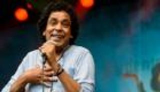 فجر السعيد تسخر من محمد منير أثناء زيارتها لمصر.. وجمهور الكينج يفتح النار