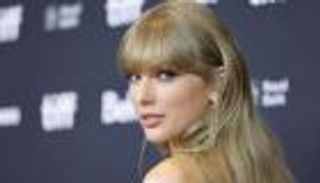 تايلور سويفت تعيش "قصة حب" مع لاعب كرة قدم