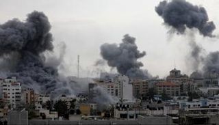 أعمدة الدخان تتصاعد في غزة بعد غارات إسرائيلية