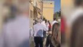 لحظة هروب وزير خارجية بريطانيا لملجأ في إسرائيل (فيديو)