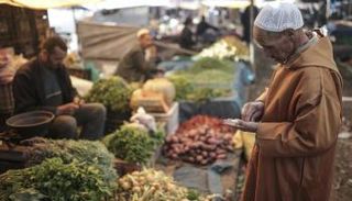 مواطن مغربي في أحد أسواق الخضر - أسوشيتد برس