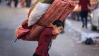 "إلى متى القصف والموت؟".. فلسطينيون "تائهون" في شوارع غزة