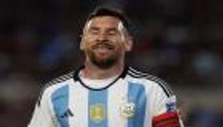 رفض شارة القيادة.. ميسي يخطف الأنظار بـ3 مشاهد ضد باراغواي (فيديو)