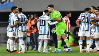 إيمليانو مارتينيز وليونيل ميسي