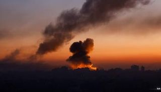 الدخان يتصاعد من مواقع القصف الإسرائيلي على غزة