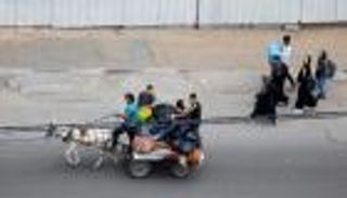 فلسطينيون رفضوا إخلاء "حفرة الجحيم".. وآخرون يتشبثون بغصن الحياة