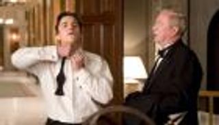 بطل «باتمان» يعتزل الفن بعد مسيرة دامت 70 سنة