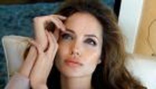 أنجلينا جولي: الأمومة أنقذتني من «مسارات لا تليق بي»