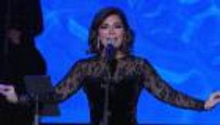 من البكاء إلى الرقص.. طفل يقتحم حفل أصالة في السعودية (فيديو)