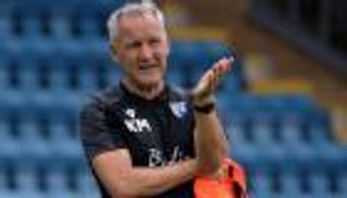 لسبب غريب.. مدرب يقتحم مباراة لكرة القدم في إنجلترا (فيديو)