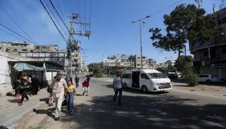 فلسطينيون يفرون من منازلهم متجهين نحو الجزء الجنوبي من قطاع غزة 