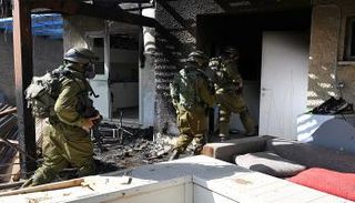 جنود إسرائيليون يدخلون منزلا في كيبوتس بيري بالقرب من الحدود مع قطاع غزة 