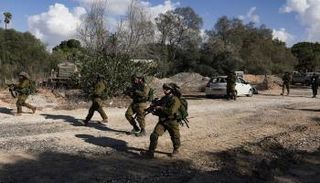 دورية للقوات الإسرائيلية بالقرب من كيبوتس على الحدود مع قطاع غزة