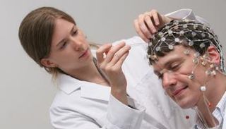 يرسل دماغ الإنسان إشارة غريبة عندما ينوي الشخص الكذب 