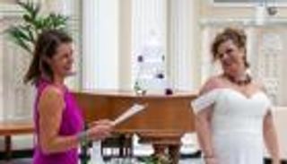 امرأة تتزوج من نفسها وتقيم حفل زفاف (فيديو)