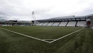 ملعب من النجيل الصناعي