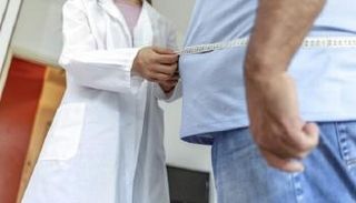 طبيبة تقيس محيط خصر مريض بالسمنة