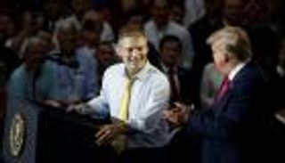 ترامب يدعم «المصارع» للفوز في حلبة مجلس النواب