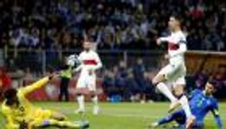 اقتحم الملعب.. مشجع يصيب رونالدو في مباراة البرتغال والبوسنة (فيديو)