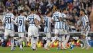 ما القنوات الناقلة لمباراة الأرجنتين وبيرو في تصفيات كأس العالم 2026؟