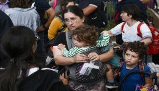 مواطنون أمريكيون ينتظرون في ميناء حيفا ليتم إجلاؤهم إلى قبرص