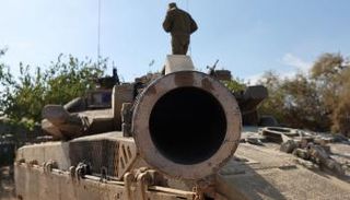 جندي إسرائيلي فوق دبابة على حدود قطاع غزة - أرشيفية