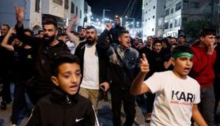 متظاهرون في الضفة الغربية عقب قصف مستشفى 