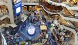 تظاهر بأنه تمثال عرض وفعل «ما لا يخطر على بال لص»