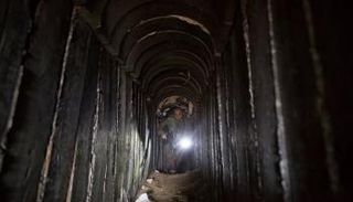 ضابط إسرائيلي يقوم بجولة في أنفاق حماس والجهاد الإسلامي - أرشيفية