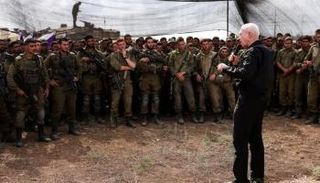 وزير الدفاع الإسرائيلي يوآف غالانت يخاطب الجنود المحتشدين على أبواب غزة