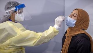 مواطنة تجري فحص كورونا المستجد - أرشيفية
