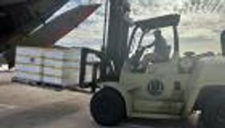 الإمارات ترسل 3 أطنان من لقاحات «الحمى الشوكية» و«الإنفلونزا» إلى درنة الليبية