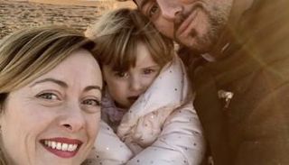  جورجيا ميلوني وابنتها من شريكها