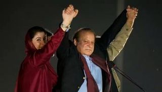 نواز شريف بين أنصاره 